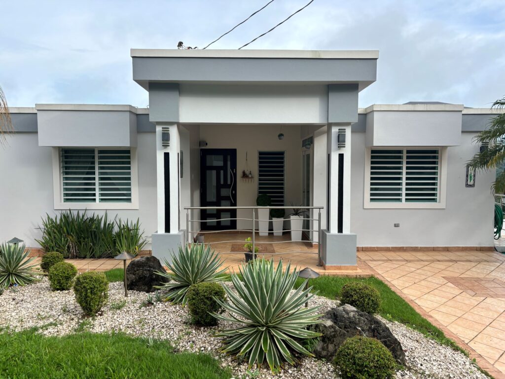 Puerta de aluminio y ventana de seguridad en una casa en Ponce, Puerto Rico